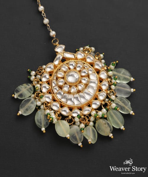 Gaasha_Maang_Tika_With_Kundan_And_Pista_Green_Stones_Handcrafted_in_Pure_Silver
_WeaverStory_03