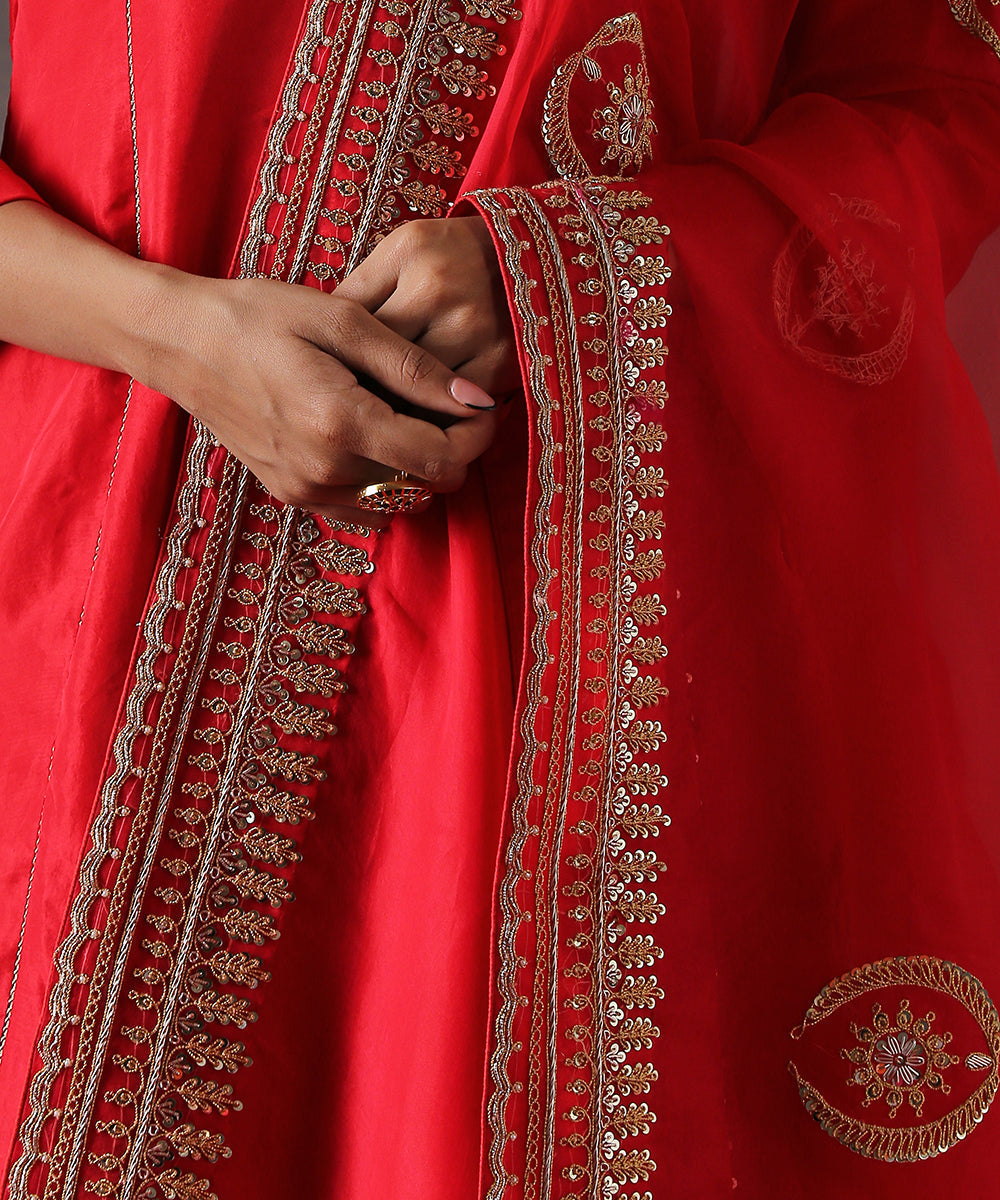 Brick_Red_Handloom_Pure_Organza_Dupatta_With_Dori_And_Sequin_Hand_Embroidery_WeaverStory_03