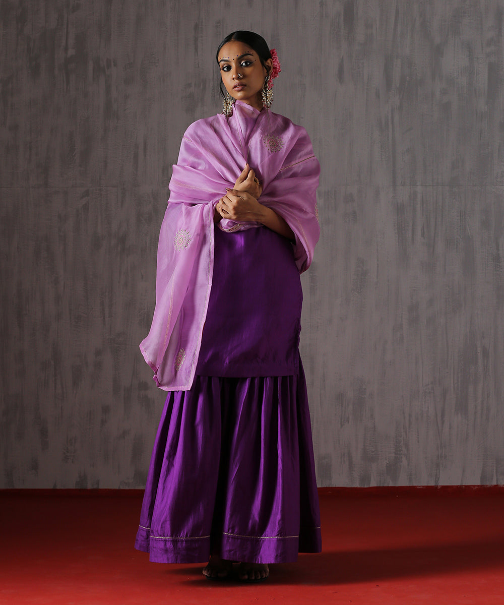 Lavender_Handloom_Lace_Panelled_Pure_Organza_Dupatta_With_Hand_Embroidered_Zari_Motifs_WeaverStory_02