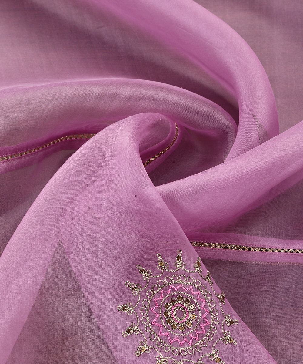 Lavender_Handloom_Lace_Panelled_Pure_Organza_Dupatta_With_Hand_Embroidered_Zari_Motifs_WeaverStory_05