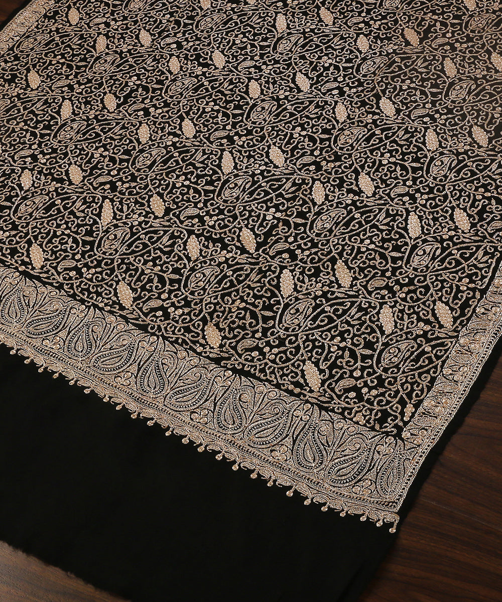 Black_Handwoven_Tilla_Jamawar_Pure_Pashmina_Shawl_With_Paisley_Border_WeaverStory_04
