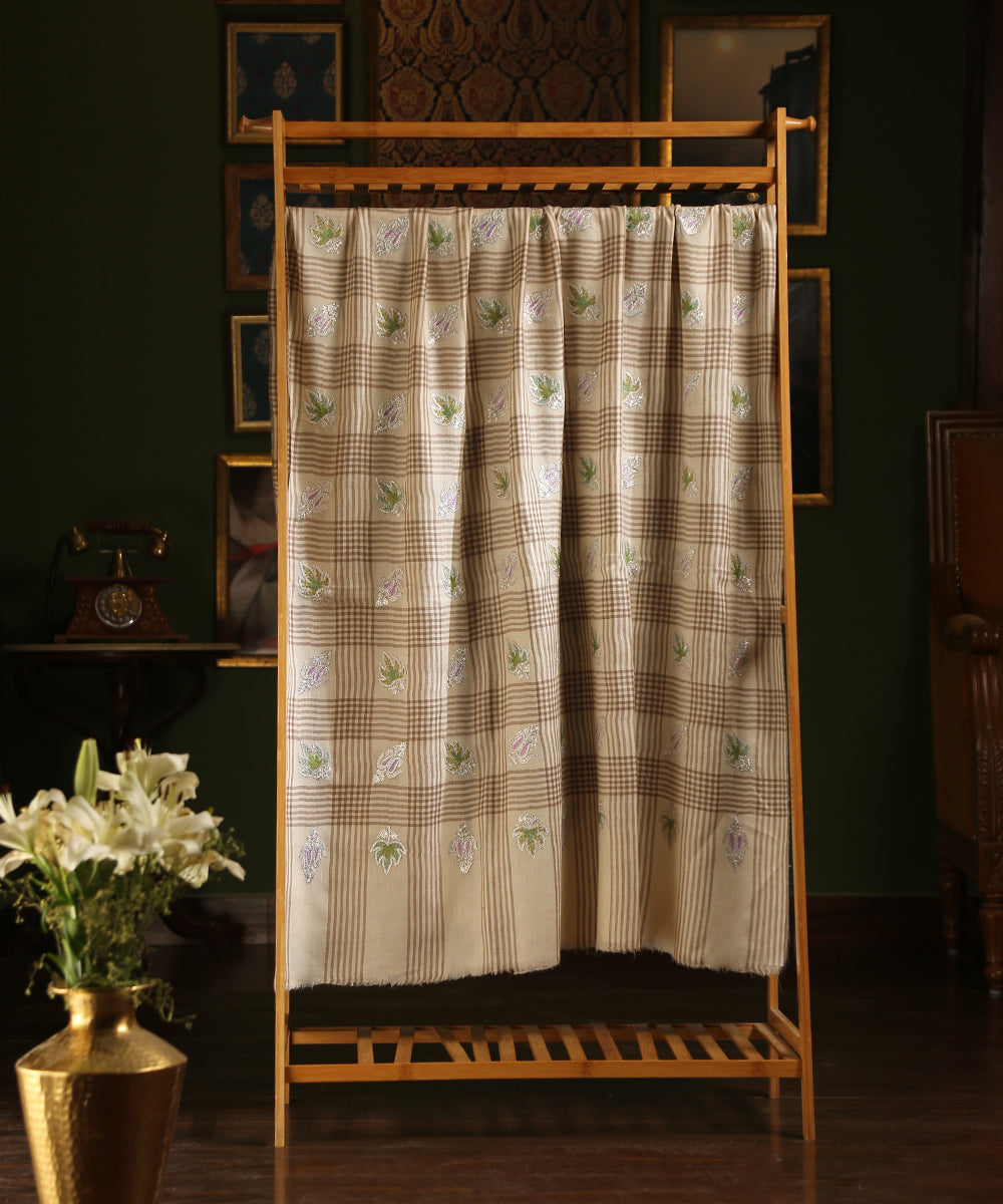 Offwhite_Handwoven_Pure_Pashmina_Shawl_With_Stripes_And_Tilla_Booti_WeaverStory_02