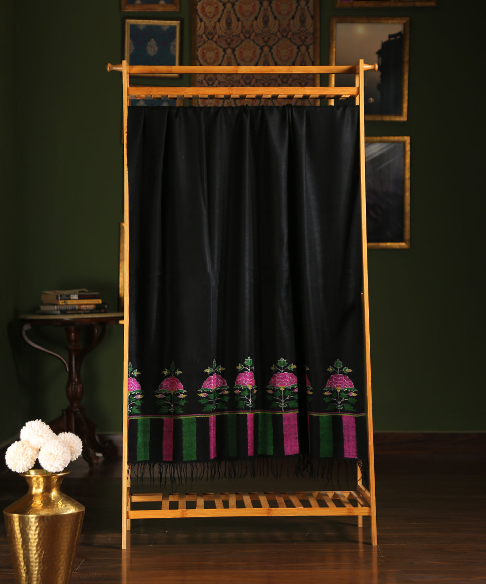 Handwoven_Black_Pure_Pashmina_Shwal_With_Floral_Motif_And_And_Kani_Weave_WeaverStory_01