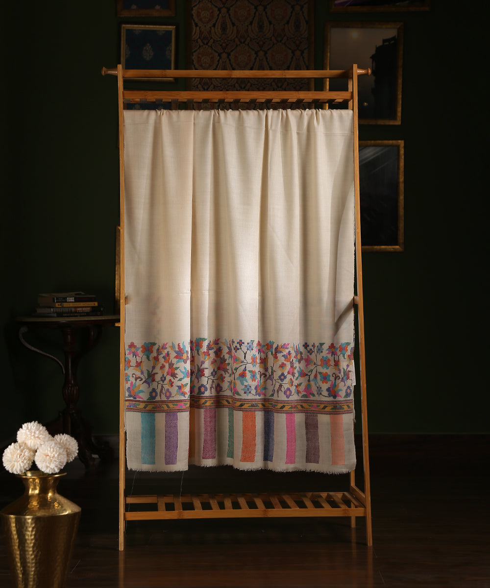 Offwhite_Handwoven_Pure_Pashmina_Shawl_With_Kani_Weave_Floral_Palla_And_Striped_Border_WeaverStory_01