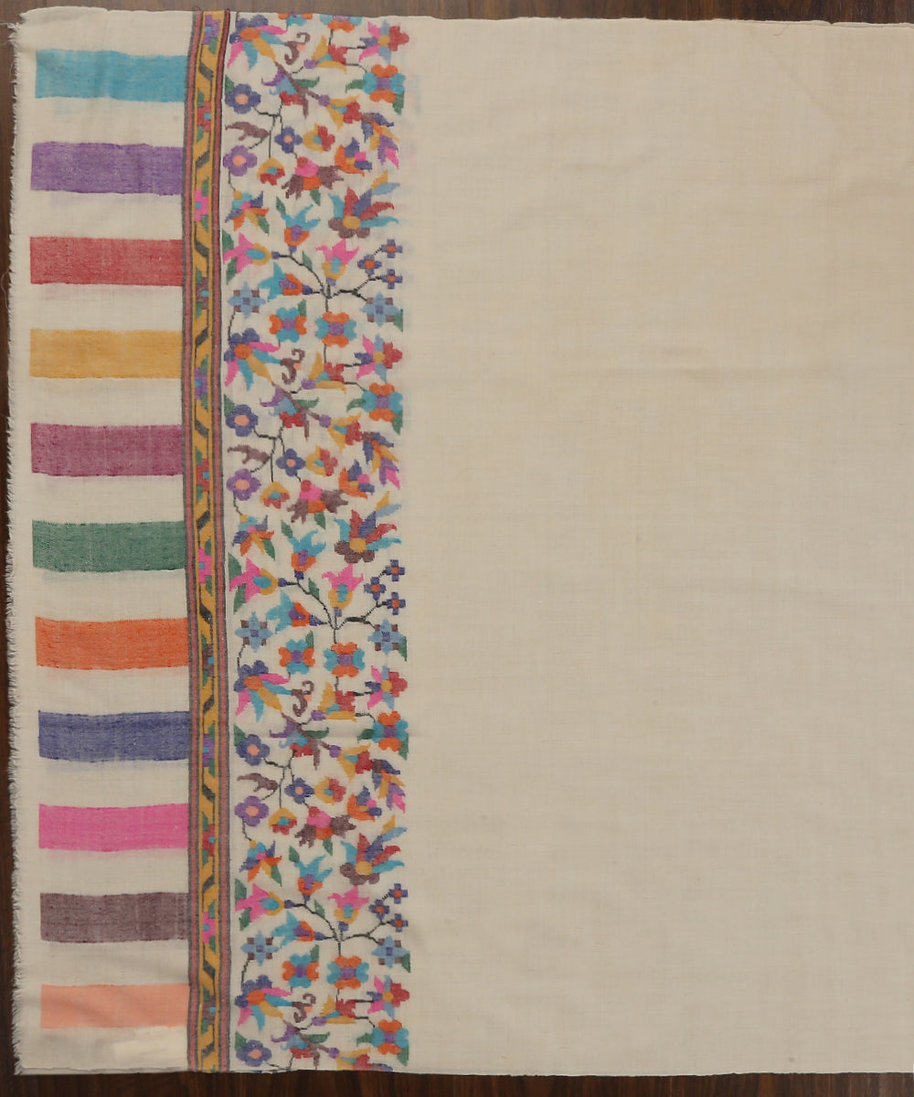 Offwhite_Handwoven_Pure_Pashmina_Shawl_With_Kani_Weave_Floral_Palla_And_Striped_Border_WeaverStory_02