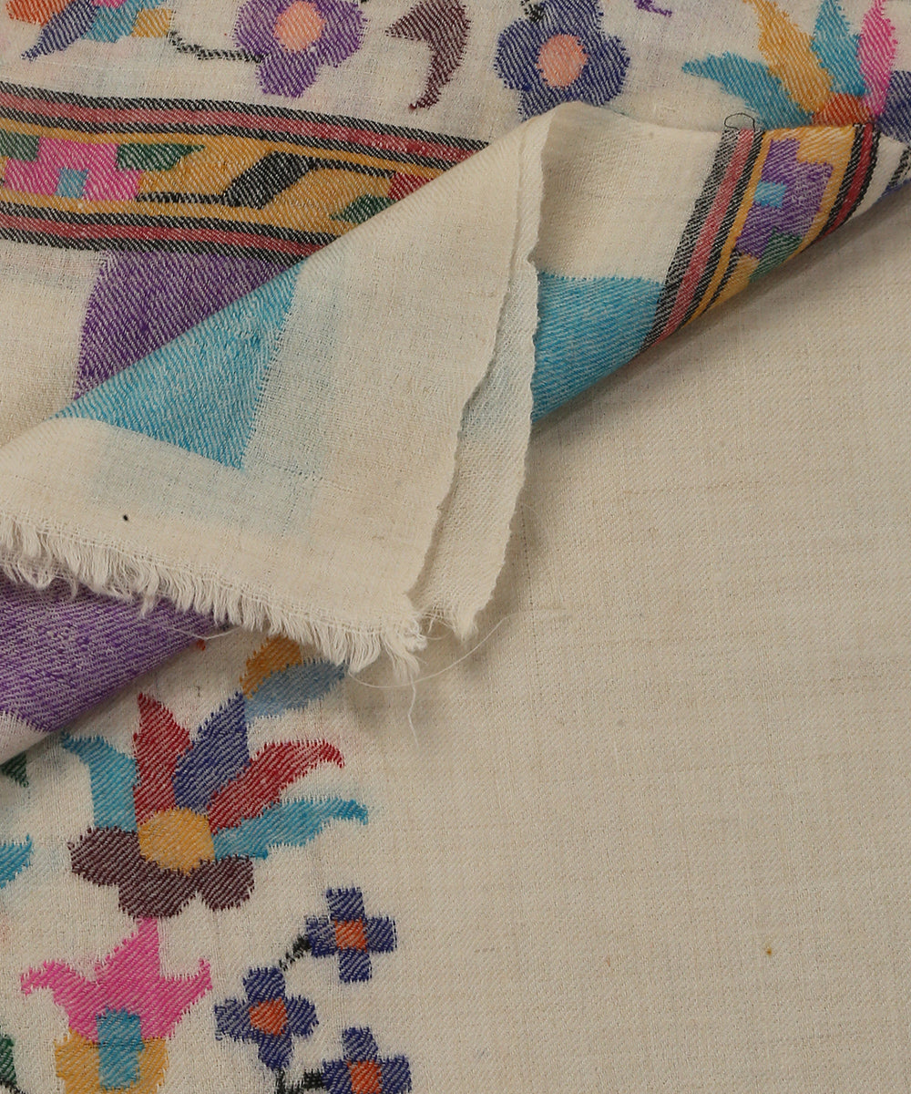 Offwhite_Handwoven_Pure_Pashmina_Shawl_With_Kani_Weave_Floral_Palla_And_Striped_Border_WeaverStory_04