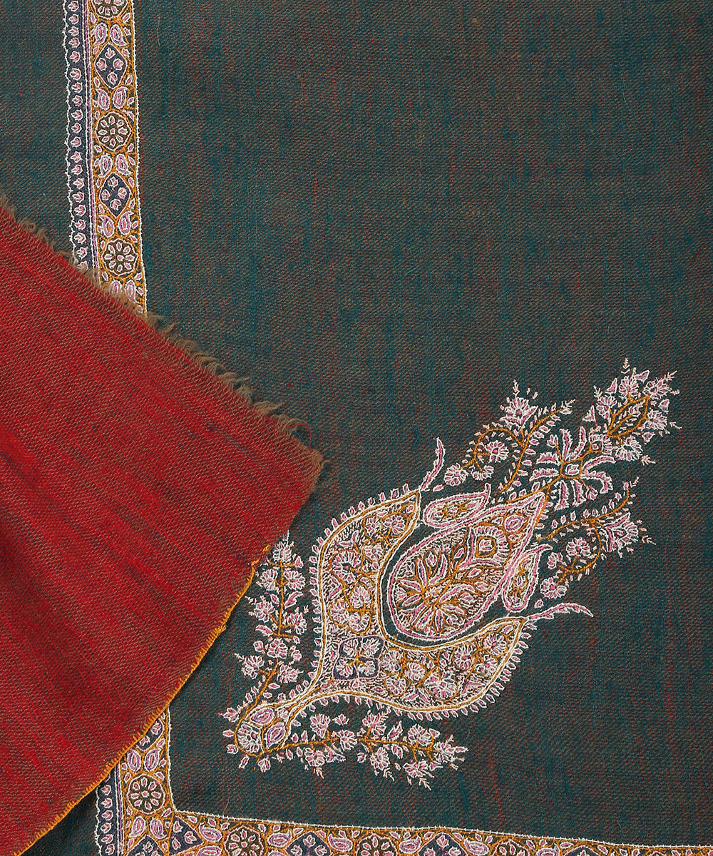 Green_And_Maroon_Handwoven_Reversible_Pure_Pashmina_Shawl_With_Sozni_Kari_Border_WeaverStory_05