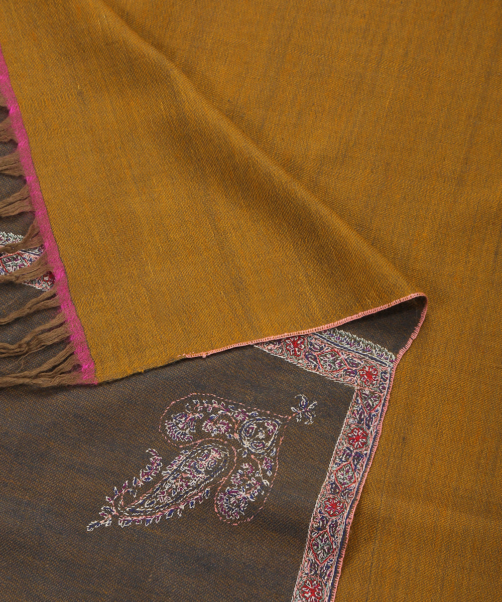 Mustard_And_Grey_Handwoven_Reversible_Pure_Pashmina_Shawl_With_Sozni_Kari_Border_And_Corner_Motif_WeaverStory_05