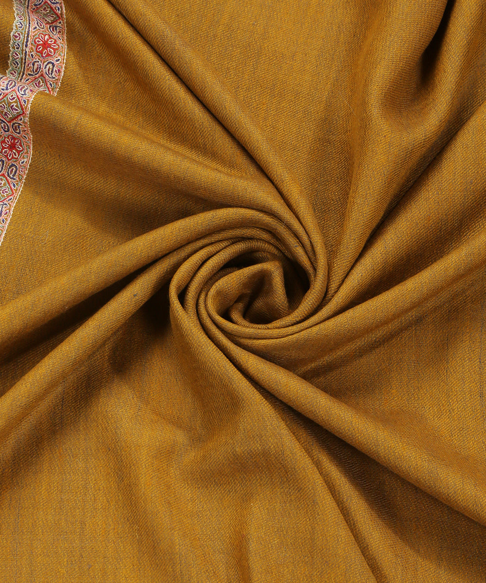 Mustard_And_Grey_Handwoven_Reversible_Pure_Pashmina_Shawl_With_Sozni_Kari_Border_And_Corner_Motif_WeaverStory_06