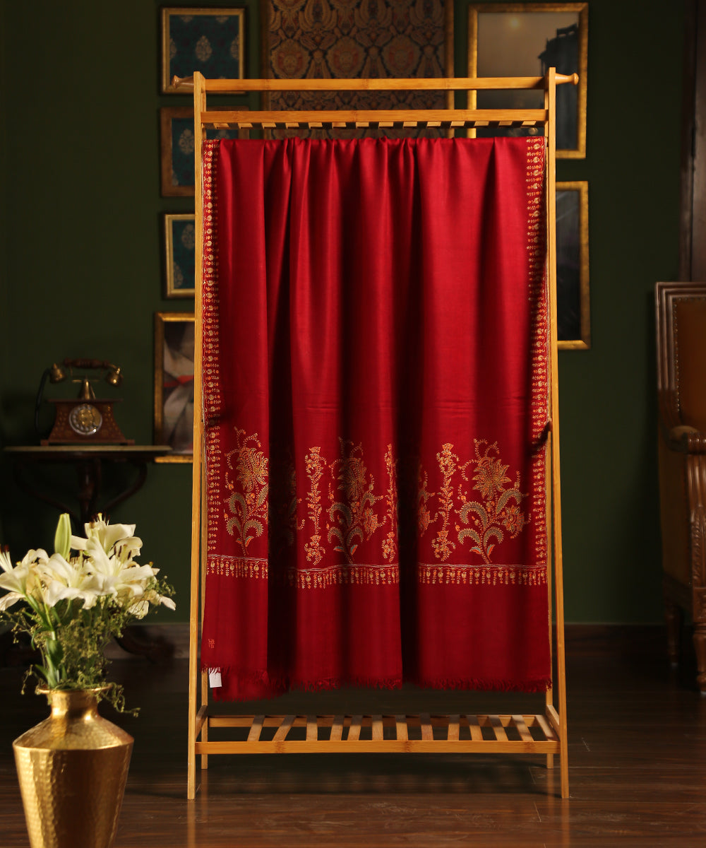 Red_Handwoven_Pure_Pashmina_Shawl_With_Sozni_Kari_Border_And_Mughal_Motifs_On_Palla_WeaverStory_02