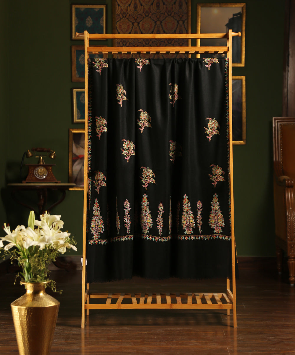 Black_Handwoven_Pure_Pashmina_Shawl_With_Fine_Sozni_Kari_Booti_And_Palla_WeaverStory_02