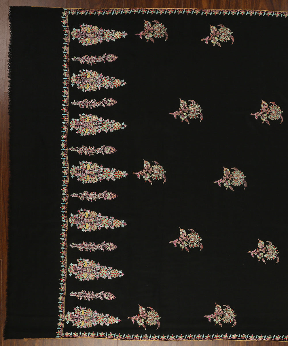 Black_Handwoven_Pure_Pashmina_Shawl_With_Fine_Sozni_Kari_Booti_And_Palla_WeaverStory_03