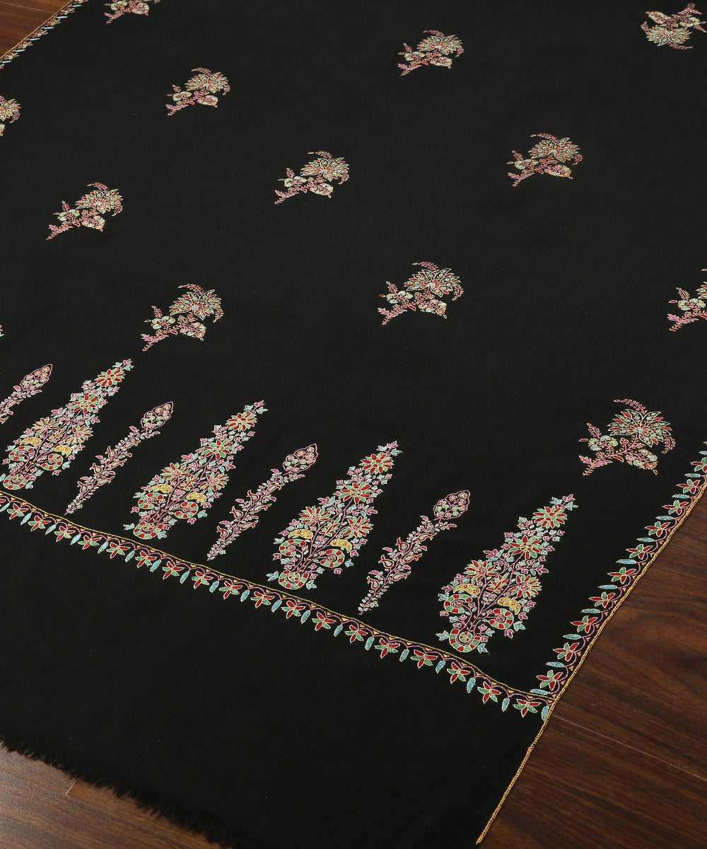 Black_Handwoven_Pure_Pashmina_Shawl_With_Fine_Sozni_Kari_Booti_And_Palla_WeaverStory_04