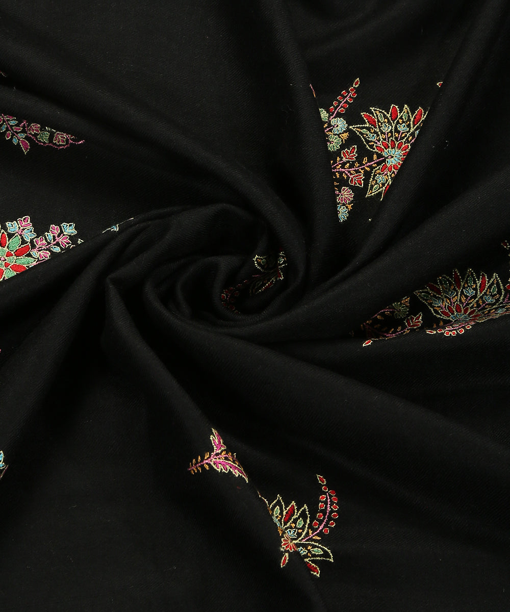 Black_Handwoven_Pure_Pashmina_Shawl_With_Fine_Sozni_Kari_Booti_And_Palla_WeaverStory_05