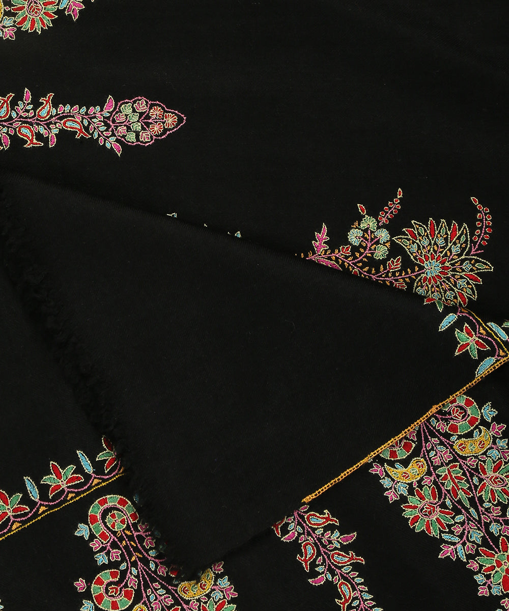 Black_Handwoven_Pure_Pashmina_Shawl_With_Fine_Sozni_Kari_Booti_And_Palla_WeaverStory_06