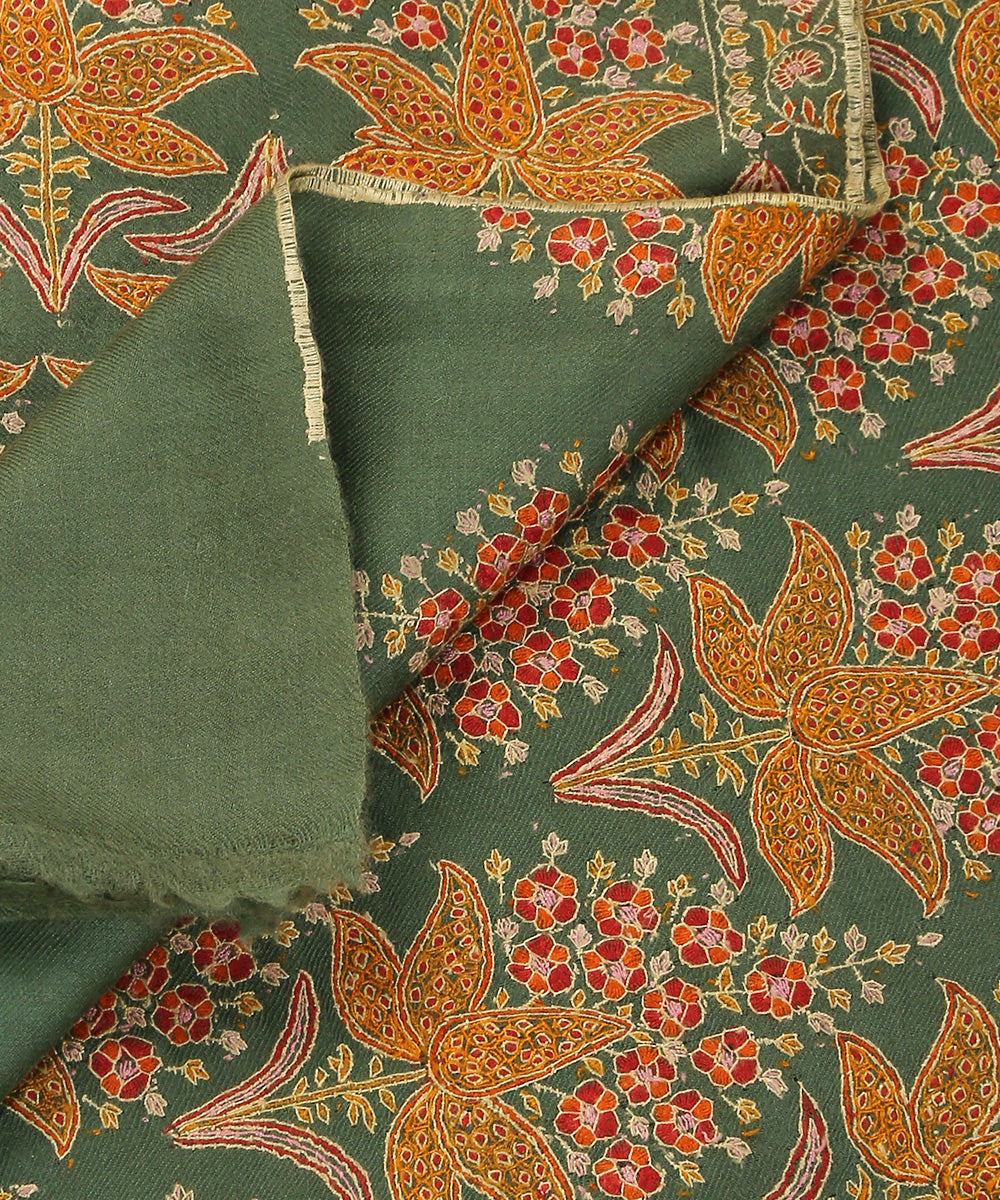 Sage_Green_Handwoven_Pure_Pashmina_Jamawar_Shawl_With_Sozni_Kari_WeaverStory_05