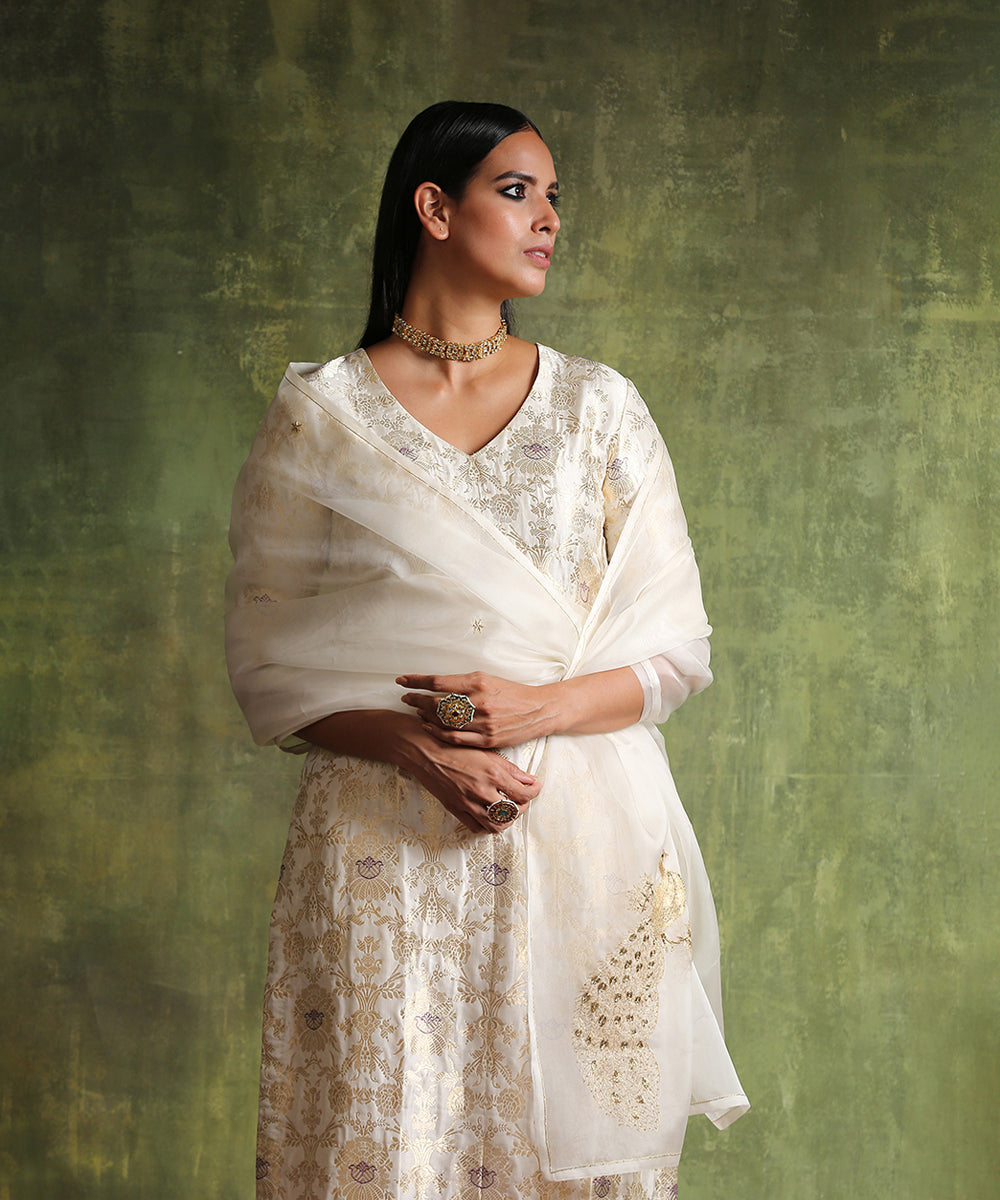 Pearl_White_Handloom_Odhna_Jangla_Pure_Katan_Silk_Brocade_Kurta_With_Pants_And_Organza_Dupatta_WeaverStory_01