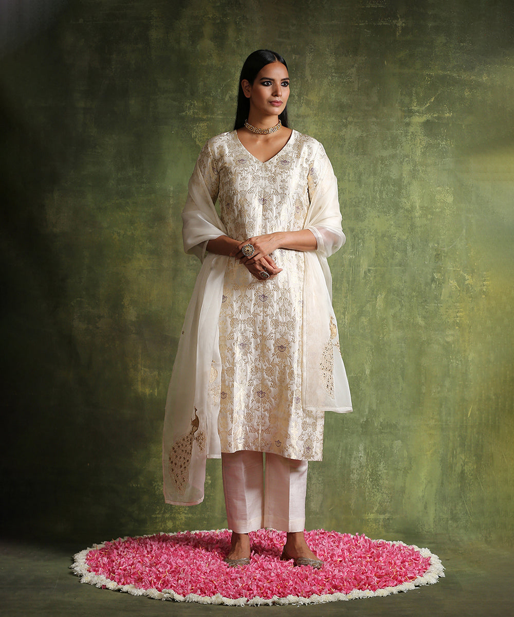 Pearl_White_Handloom_Odhna_Jangla_Pure_Katan_Silk_Brocade_Kurta_With_Pants_And_Organza_Dupatta_WeaverStory_04