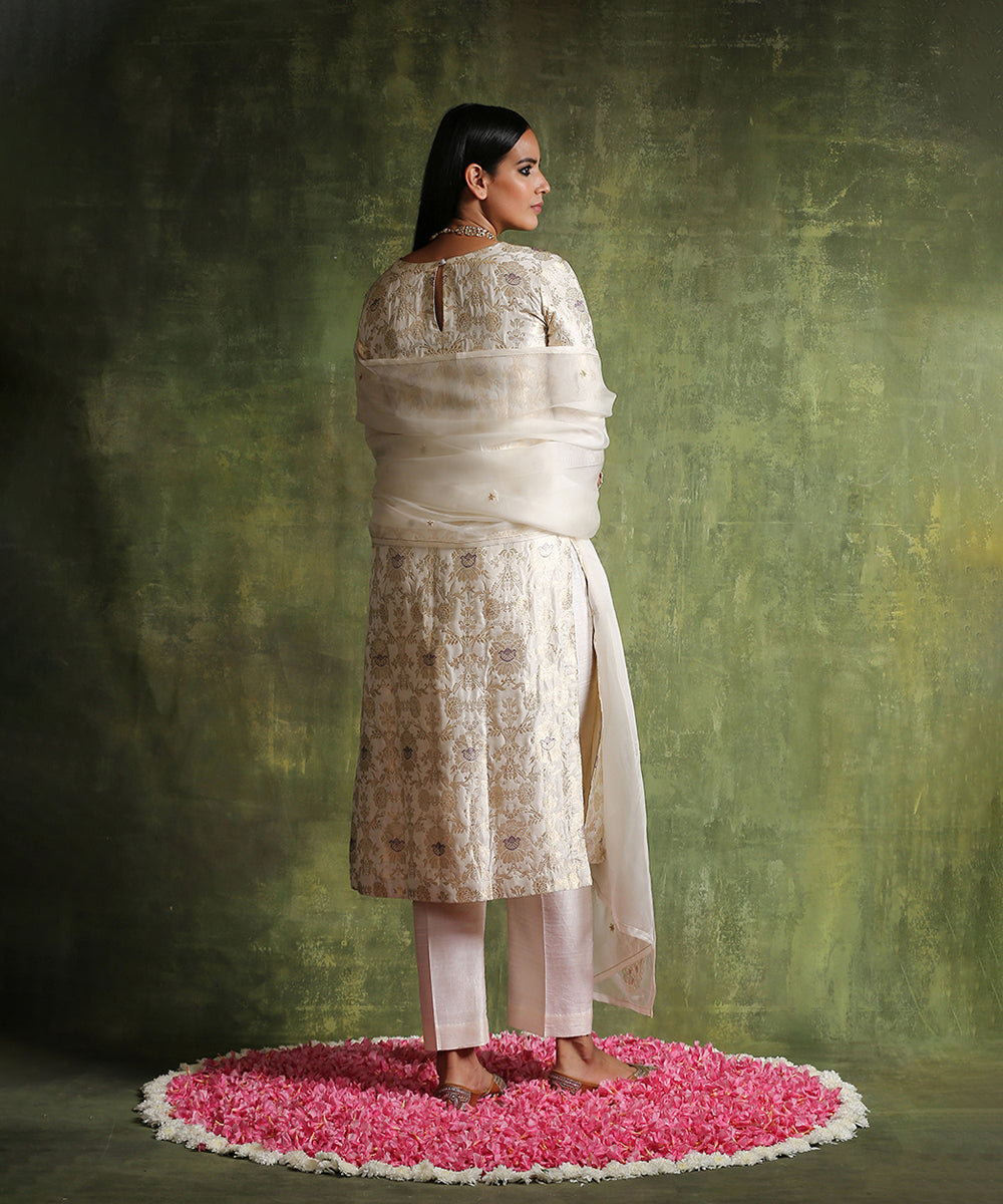 Pearl_White_Handloom_Odhna_Jangla_Pure_Katan_Silk_Brocade_Kurta_With_Pants_And_Organza_Dupatta_WeaverStory_05