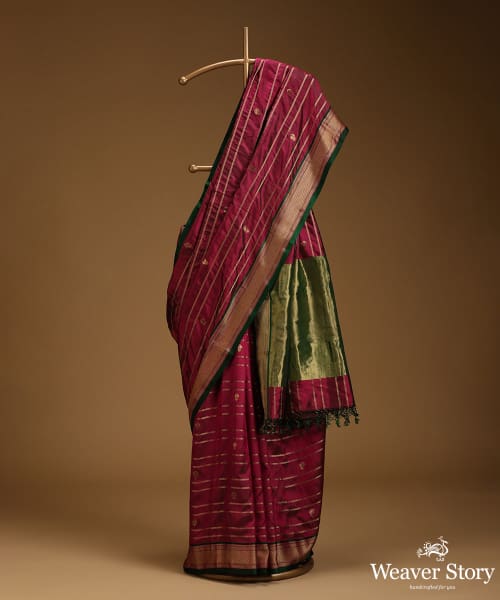 Emerald_Green_And_Pink_Dual_Tone_Twill_Weave_Pure_Mulberry_Silk_Saree_With_Horizontal_Zari_Lines_And_Gold_Zari_Booti_WeaverStory_01