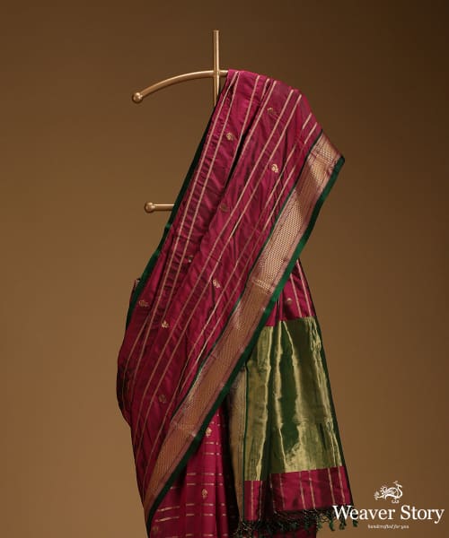 Emerald_Green_And_Pink_Dual_Tone_Twill_Weave_Pure_Mulberry_Silk_Saree_With_Horizontal_Zari_Lines_And_Gold_Zari_Booti_WeaverStory_02