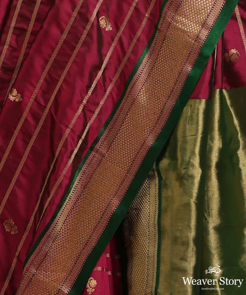 Emerald_Green_And_Pink_Dual_Tone_Twill_Weave_Pure_Mulberry_Silk_Saree_With_Horizontal_Zari_Lines_And_Gold_Zari_Booti_WeaverStory_04