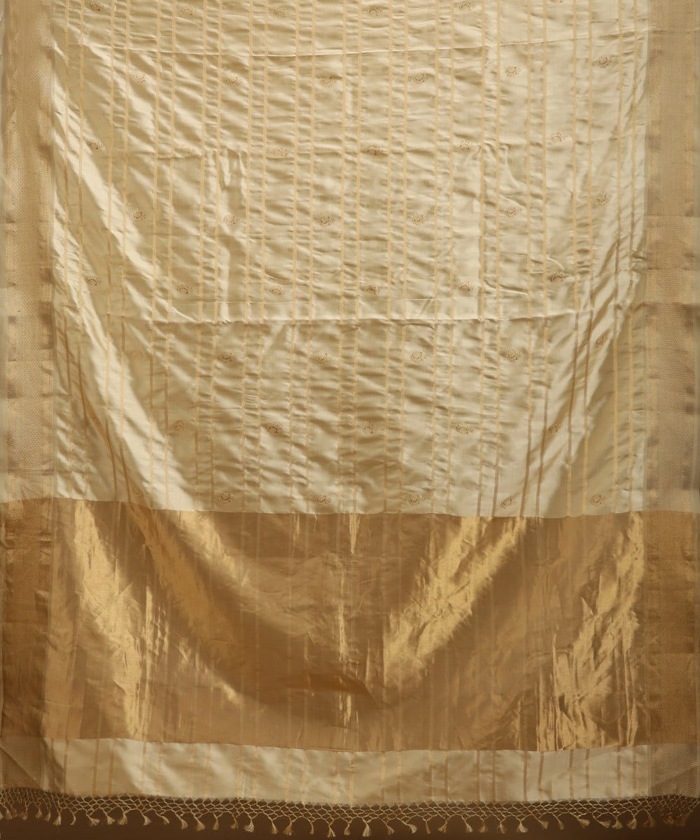 Beige_And_Gold_Dual_Tone_Weave_Pure_Mulberry_Silk_Saree_With_Horizontal_Zari_Lines_And_Gold_Zari_Booti_WeaverStory_05