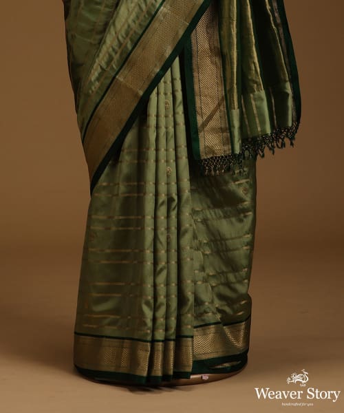 Twill_Weave_Emerald_Green_Pure_Mulberry_Silk_Saree_With_Horizontal_Zari_Lines_And_Gold_Zari_Booti_WeaverStory_03