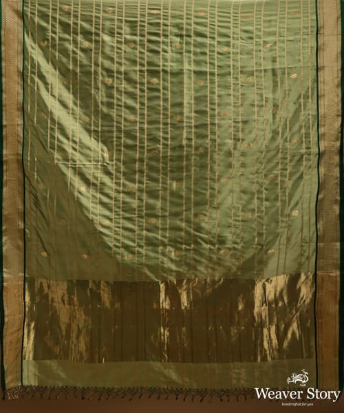 Twill_Weave_Emerald_Green_Pure_Mulberry_Silk_Saree_With_Horizontal_Zari_Lines_And_Gold_Zari_Booti_WeaverStory_05