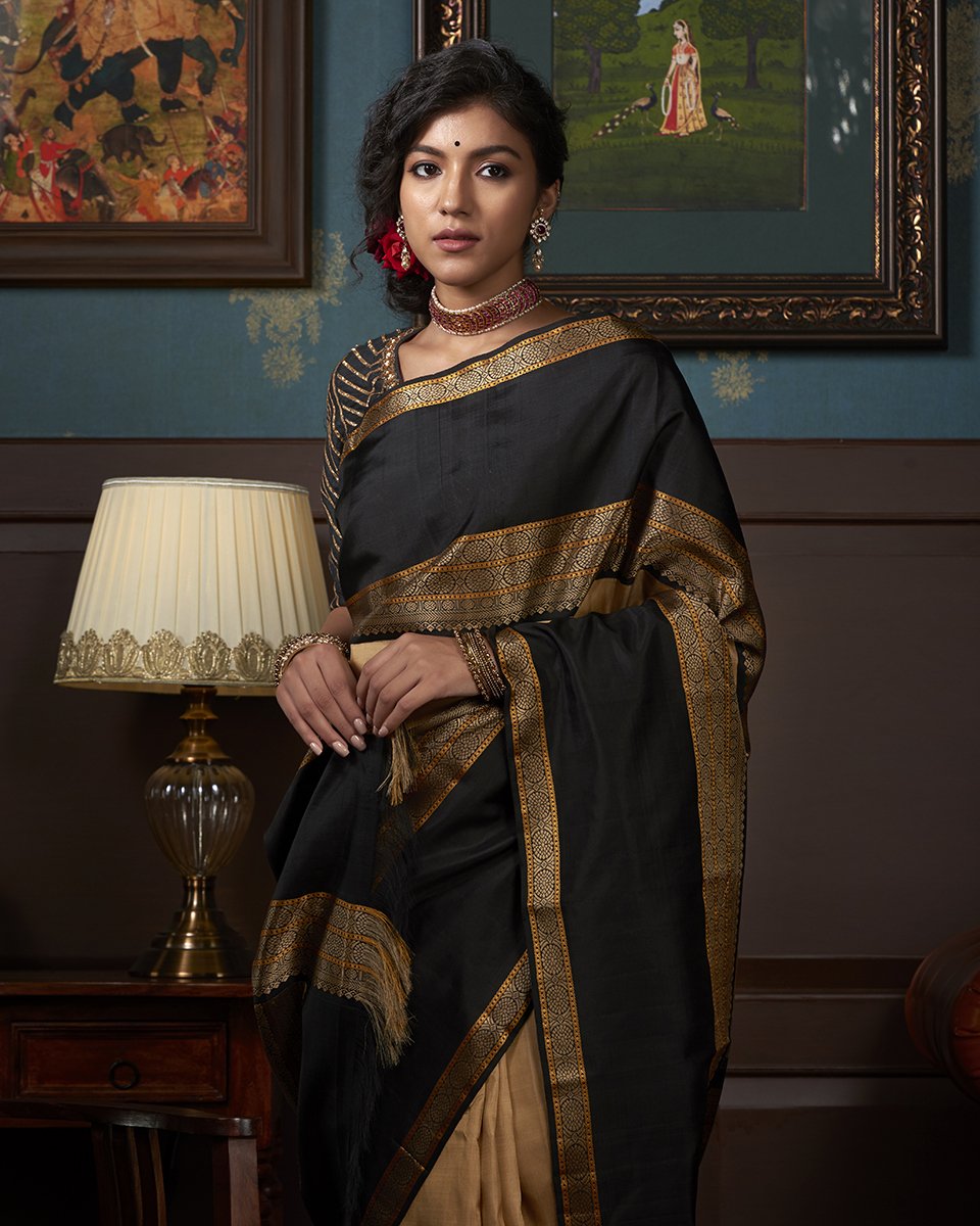 Beige_And_Black_Handloom_Kanjivaram_Silk_Saree_With_Thread_Border_WeaverStory_01