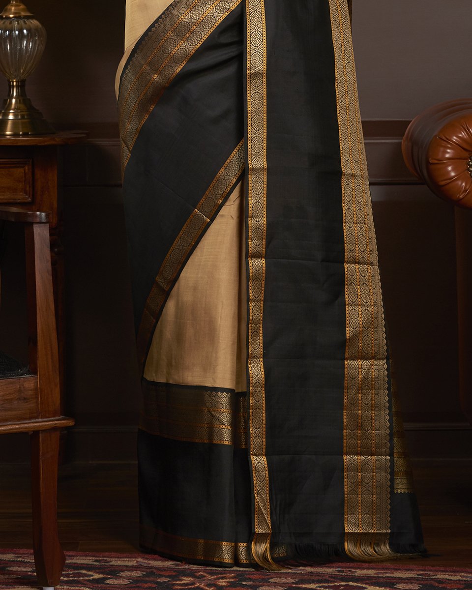 Beige_And_Black_Handloom_Kanjivaram_Silk_Saree_With_Thread_Border_WeaverStory_04