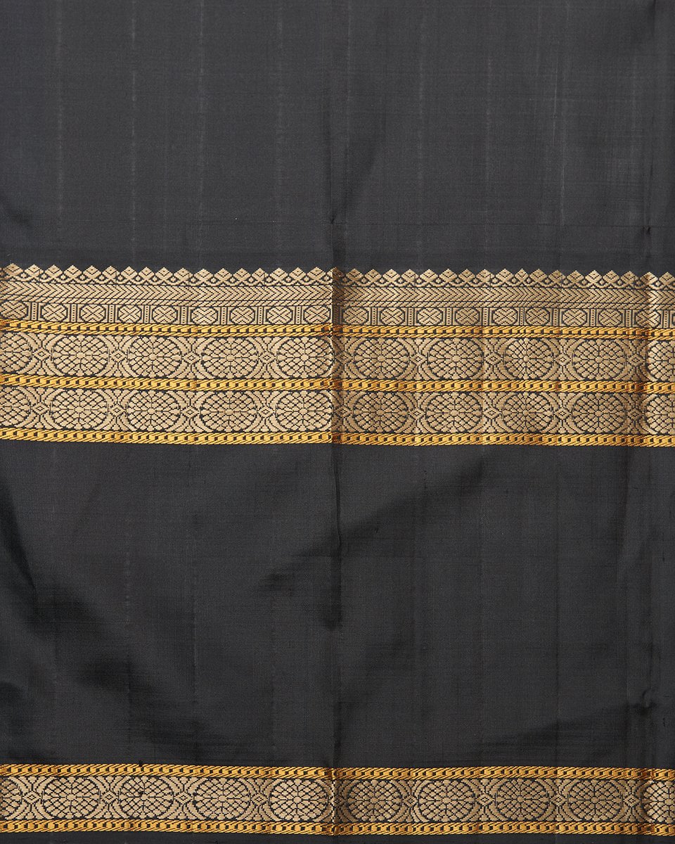 Beige_And_Black_Handloom_Kanjivaram_Silk_Saree_With_Thread_Border_WeaverStory_05