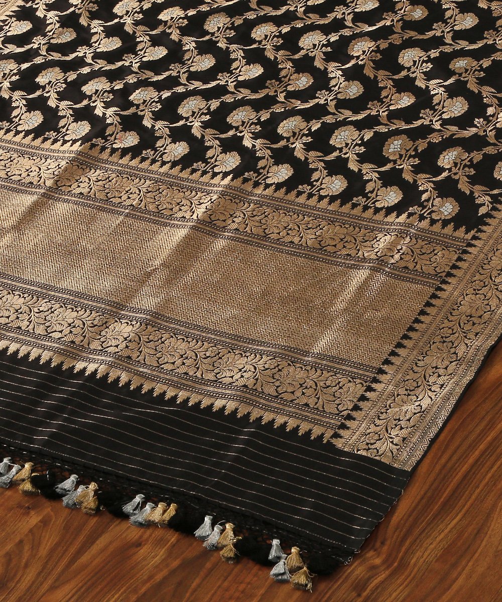 Black_Handloom_Kadhwa_Jangla_Banarasi_Dupatta_with_Sona_Rupa_Zari_WeaverStory_04