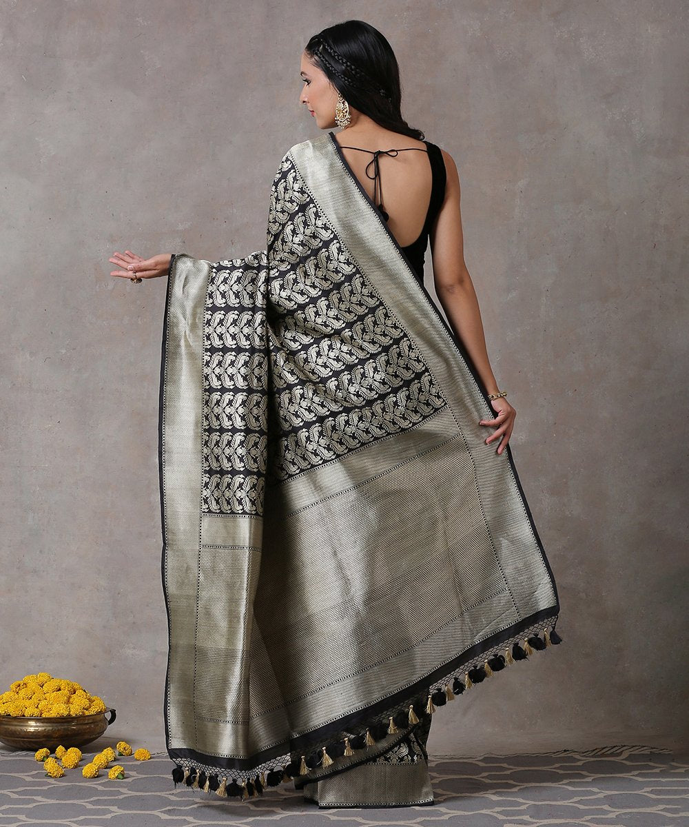 Black_Handloom_Pure_Katan_Silk_Banarasi_Saree_With_Kadhwa_Parrots_Motifs_On_Leaf_WeaverStory_03