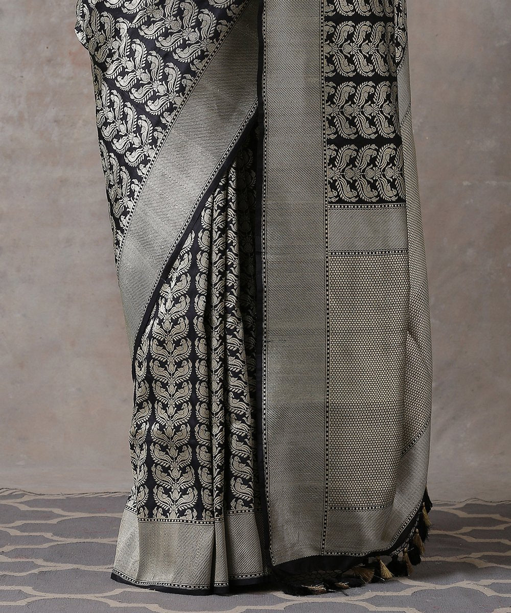 Black_Handloom_Pure_Katan_Silk_Banarasi_Saree_With_Kadhwa_Parrots_Motifs_On_Leaf_WeaverStory_04