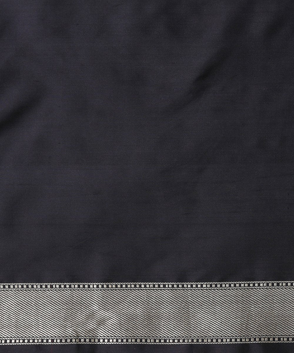 Black_Handloom_Pure_Katan_Silk_Banarasi_Saree_With_Kadhwa_Parrots_Motifs_On_Leaf_WeaverStory_05