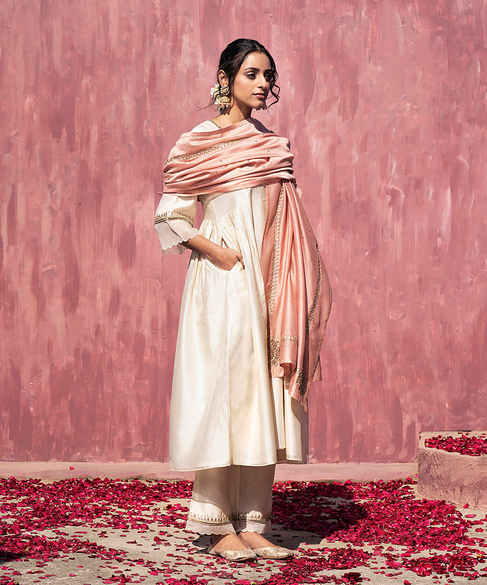 Handloom_Offwhite_Chanderi_Silk_Scalloped_Suit_Set_With_Pink_Dupatta_WeaverStory_02