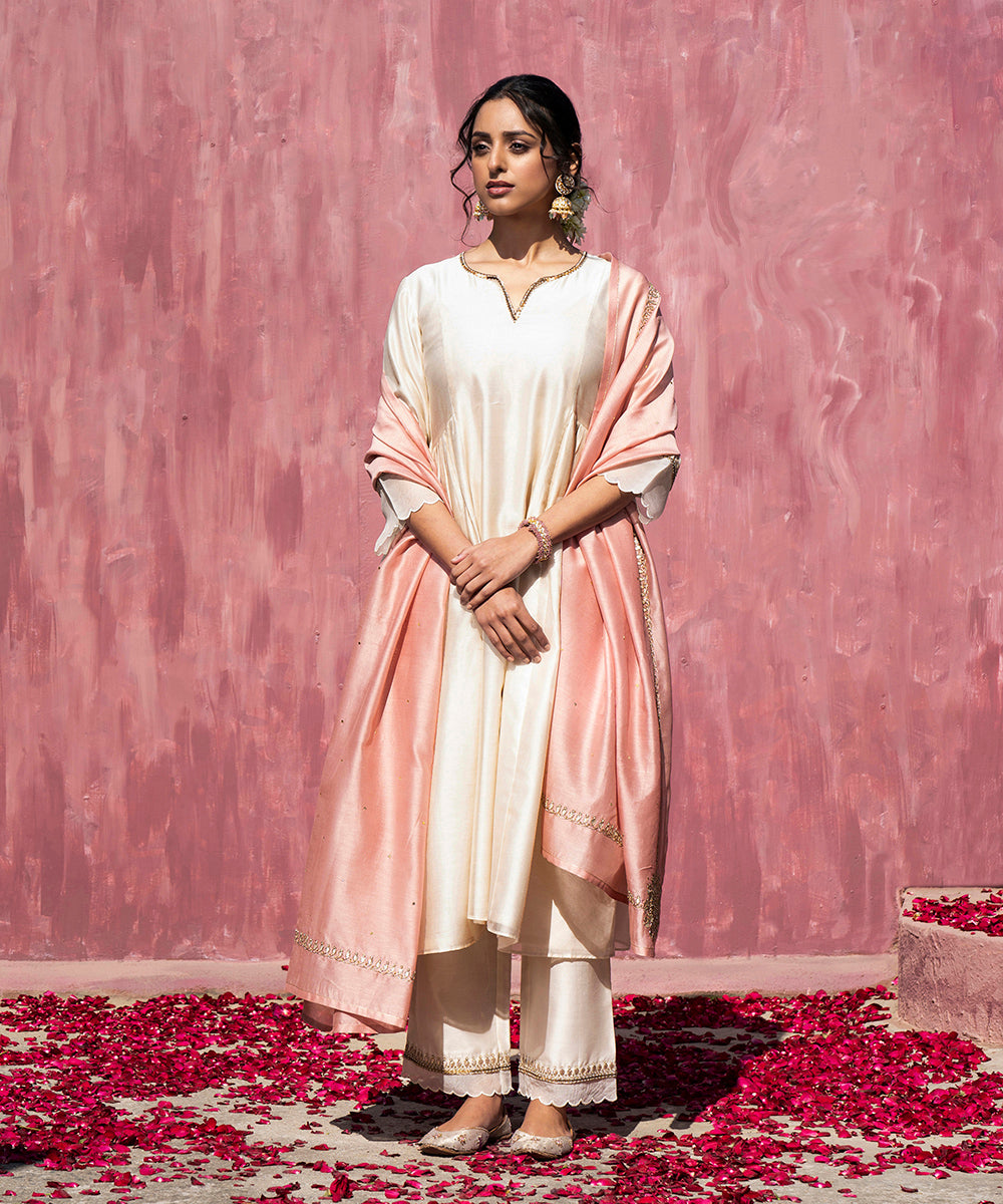 Handloom_Offwhite_Chanderi_Silk_Scalloped_Suit_Set_With_Pink_Dupatta_WeaverStory_03