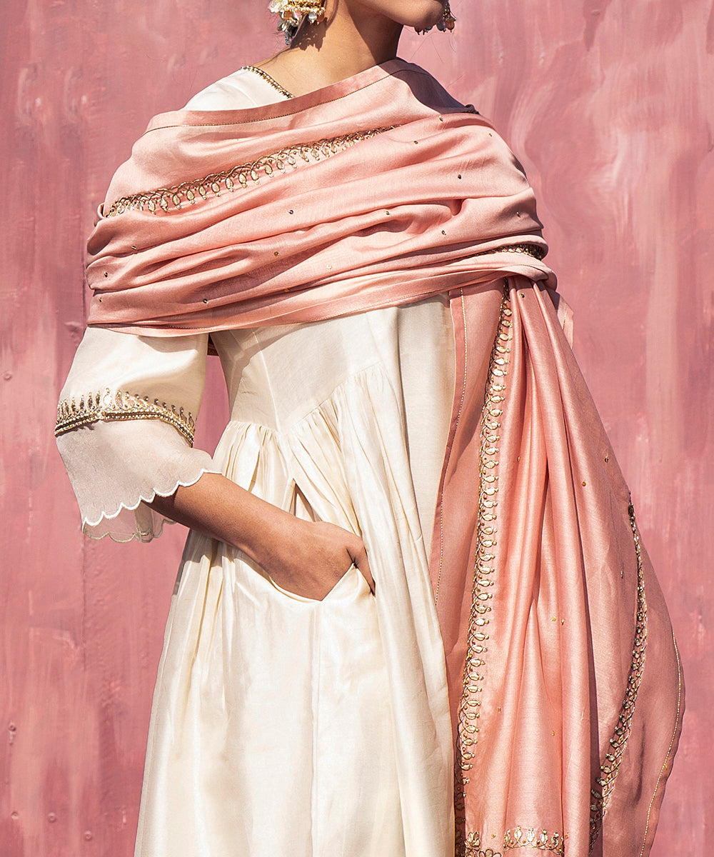 Handloom_Offwhite_Chanderi_Silk_Scalloped_Suit_Set_With_Pink_Dupatta_WeaverStory_06