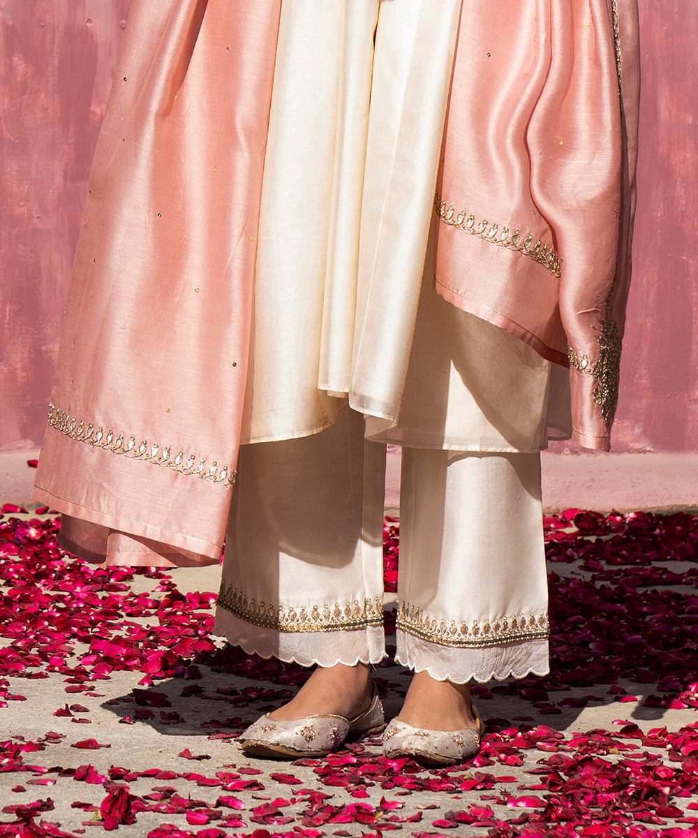 Handloom_Offwhite_Chanderi_Silk_Scalloped_Suit_Set_With_Pink_Dupatta_WeaverStory_07