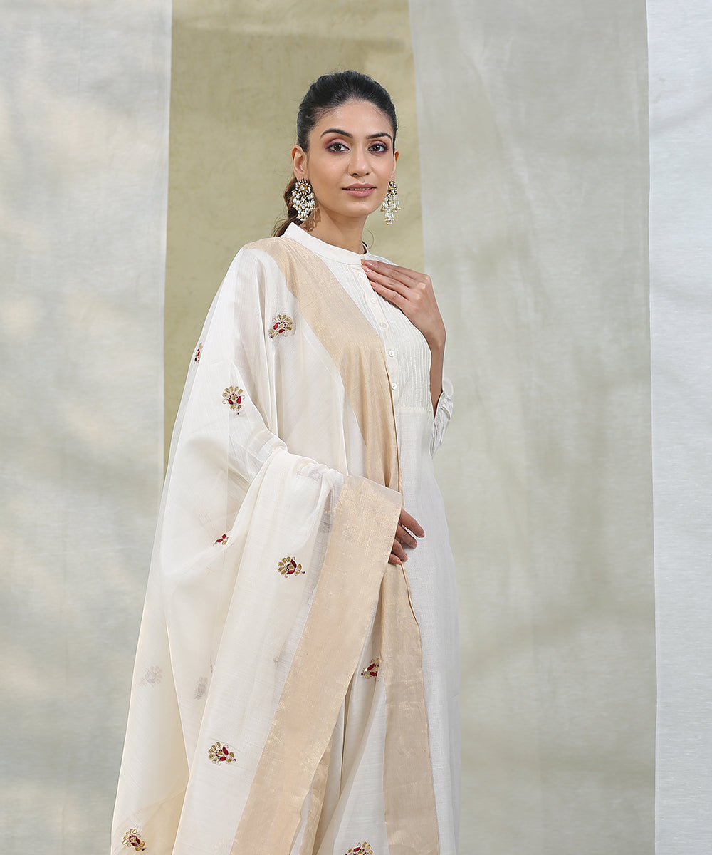 White_Handloom_Chanderi_Kurta_With_Maroon_Wrinkled_Skirt_Suit_Set_and_Embroidered_Dupatta_WeaverStory_02