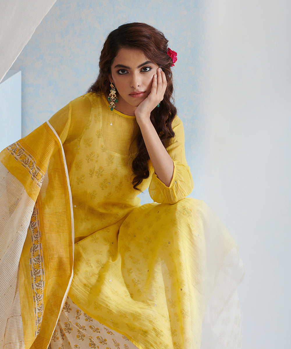 Yellow_And_White_Block_Printed_Chanderi_Kurta_Set_with_Pants_And_Chanderi_Dupatta_WeaverStory_03