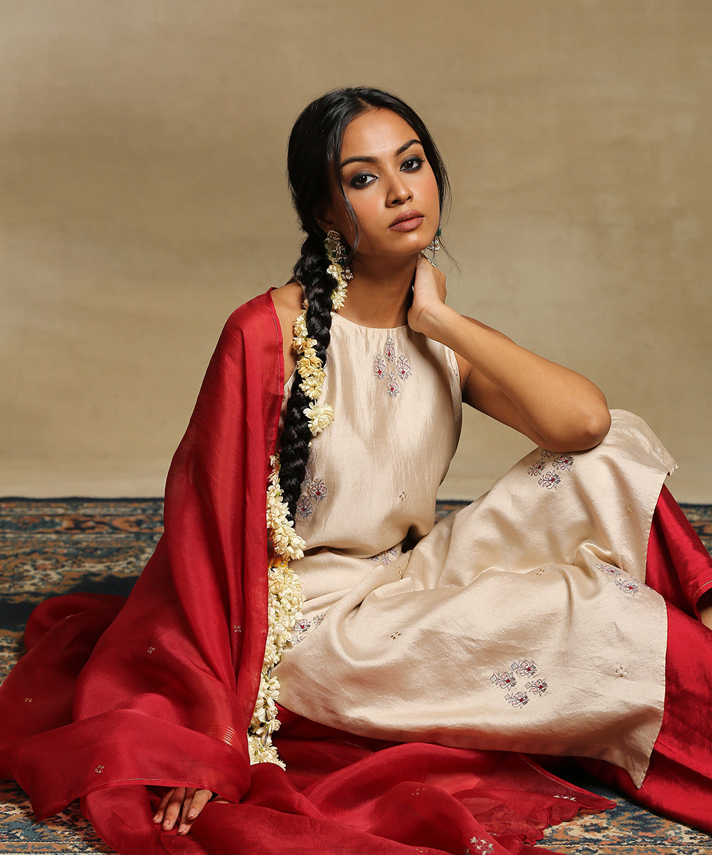 Handloom_Beige_Chanderi_Silk_Kurta_With_Brick_Red_Poly_Silk_Pants_And_Red_Organza_Dupatta_WeaverStory_01