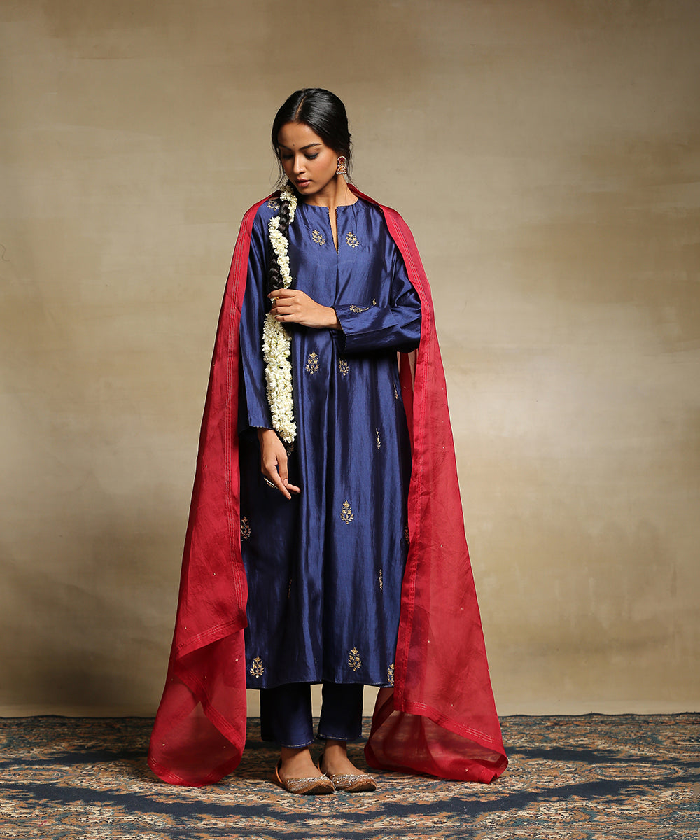 Handloom_Deep_Blue_Chiniya_Silk_Kurta_With_Straight_Cut_Poly_Silk_Pants_And_Red_Organza_Dupatta_WeaverStory_02