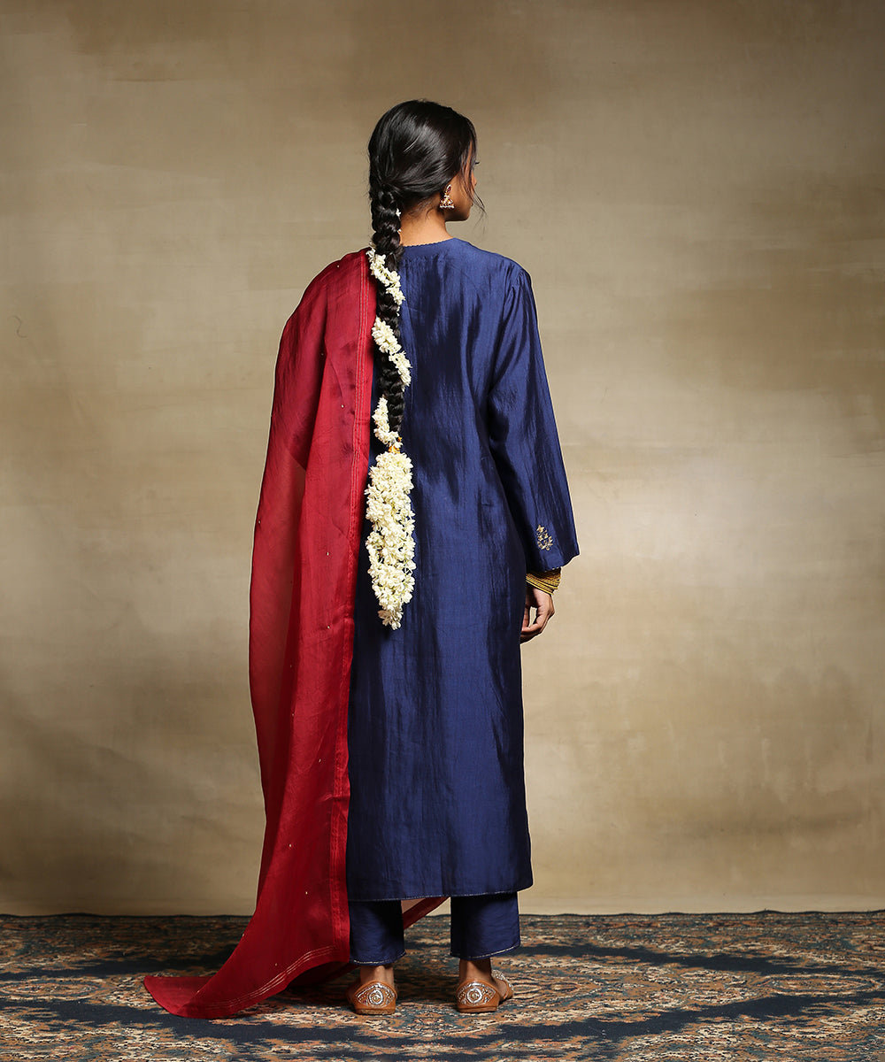 Handloom_Deep_Blue_Chiniya_Silk_Kurta_With_Straight_Cut_Poly_Silk_Pants_And_Red_Organza_Dupatta_WeaverStory_04
