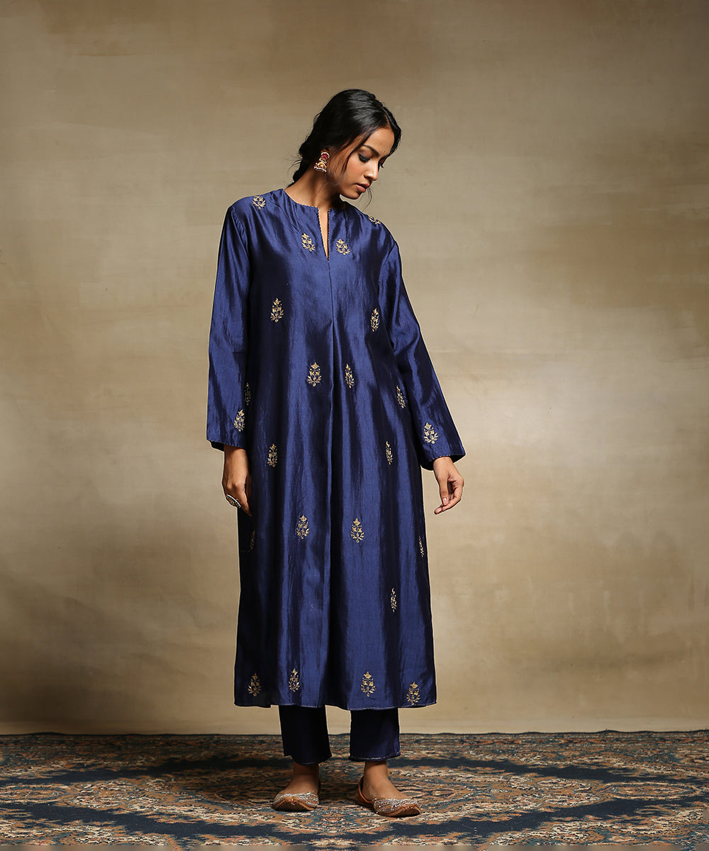 Handloom_Deep_Blue_Chiniya_Silk_Kurta_With_Straight_Cut_Poly_Silk_Pants_And_Red_Organza_Dupatta_WeaverStory_05