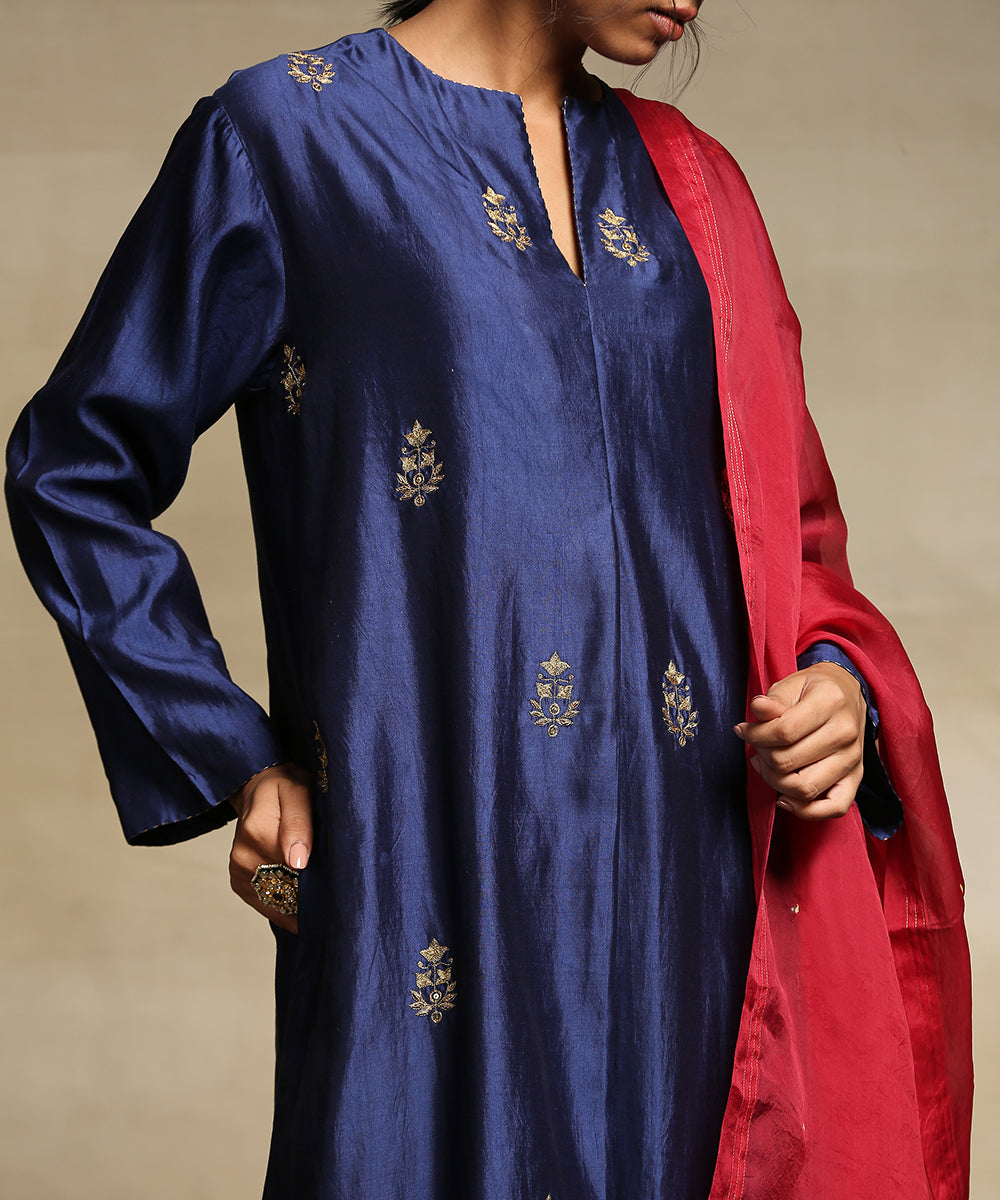 Handloom_Deep_Blue_Chiniya_Silk_Kurta_With_Straight_Cut_Poly_Silk_Pants_And_Red_Organza_Dupatta_WeaverStory_06