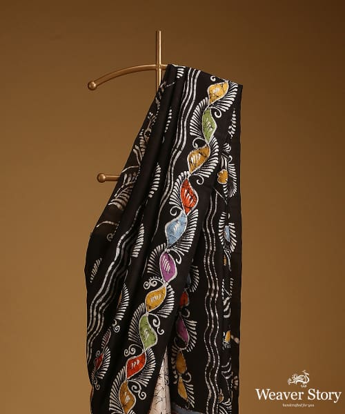 Handloom_Offwhite_And_Black_Pure_Mulberry_Silk_Hand_Batik_Saree_With_Multicolour_Motifs_WeaverStory_02