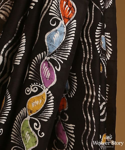 Handloom_Offwhite_And_Black_Pure_Mulberry_Silk_Hand_Batik_Saree_With_Multicolour_Motifs_WeaverStory_04