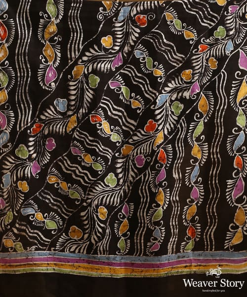 Handloom_Offwhite_And_Black_Pure_Mulberry_Silk_Hand_Batik_Saree_With_Multicolour_Motifs_WeaverStory_05
